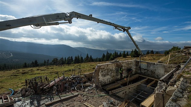 Beton��sk� pr�ce na stavb� obnoven� Petrovy boudy v Krkono��ch (13.10.2017).