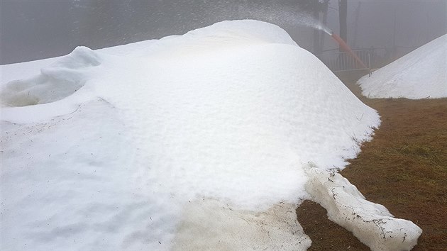 Hromady snhu na ern hoe kadm dnem nabvaj. A bude snhu dostatek, rolby ho rozhrnou po sjezdovce.