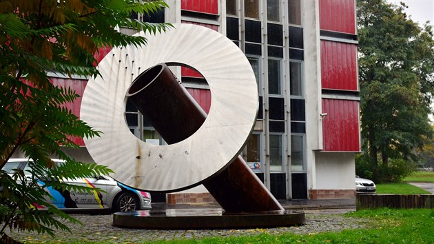 Novákova plastika Prstenec, která stojí u budovy bývalého Telecomu.