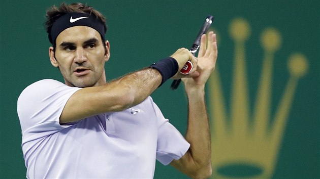 Roger Federer sleduje svj der na turnaji v anghaji.