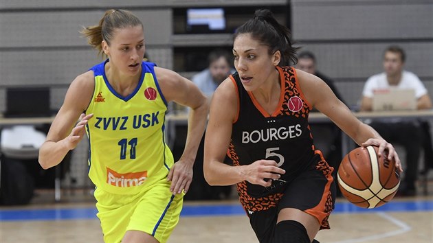 Basketbalistka USK Praha Kateina Elhotov (vlevo) nahn Cristinu Ouvinovou z Bourges.