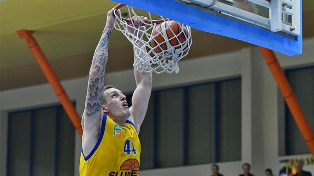 steck basketbalista Ladislav Pecka smeuje do koe.