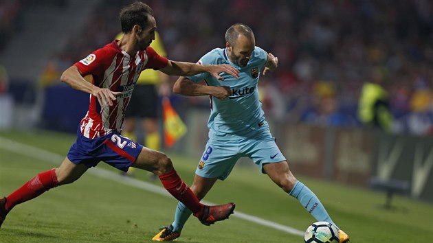 Andrs Iniesta z Barcelony (vpravo) u me, brn ho Juanfran z Atltica Madrid.