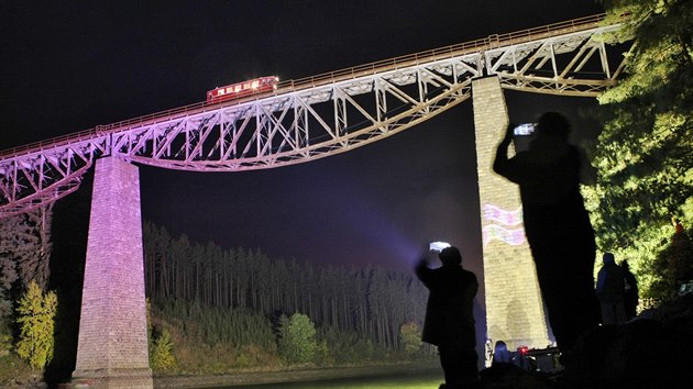 elezniní most nad pehradou Hracholusky na dv hodiny osvítily reflektory....