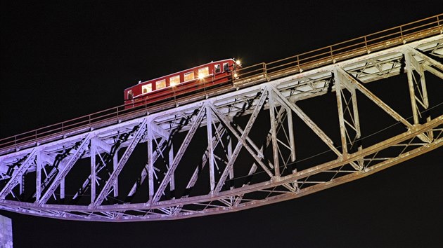 Železniční most nad přehradou Hracholusky na dvě hodiny osvítily reflektory. (6. 10. 2017)