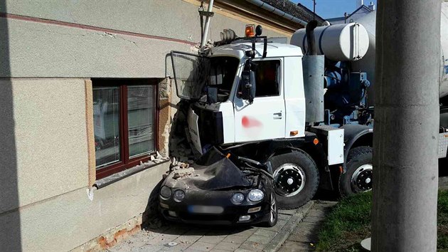 Pi hroziv vypadajc nehod domchvae a osobnho auta se nikdo nezranil. Pi kolizi vak dolo k vnmu naruen statiky rodinnho domu.