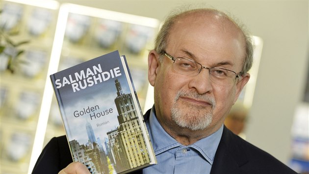 Spisovatel Salman Rushdie na knižním veletrhu ve Frankfurtu (12. října 2017)