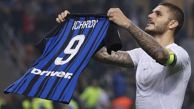 JAKO MESSI A RONALDO. Kapitn Interu Miln Mauro Icardi oslavoval hattrick v mstskm derby proti AC podobn jako dva nejlep fotbalist souasnosti.