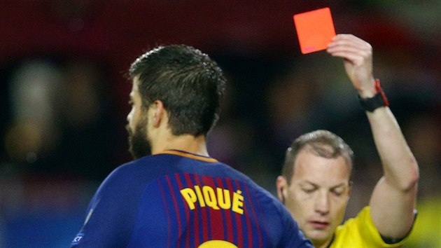 Stoper Barcelony Gerard Piqu dostv ervenou kartu v zpase Ligy mistr proti Olympiakosu.