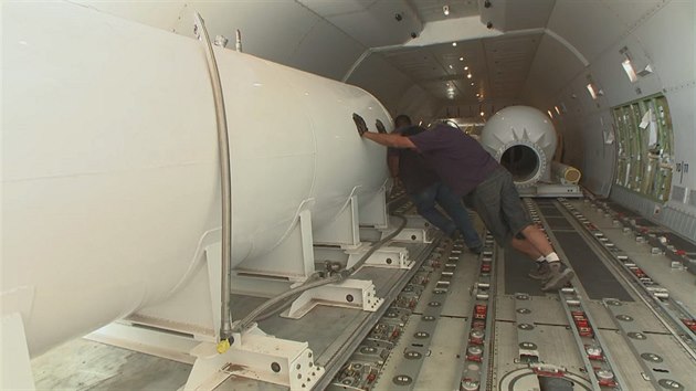 Instalace ndre do stroje B 747 v rmci pestavby na hasic letoun