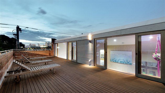Na střešní terase se majitelé rádi opalují, stejně jako si užívají večerní výhledy na městské panorama. 