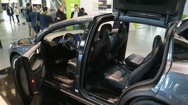 Ikonou automobilů s prvky autonomního řízení je samozřejmě Tesla.