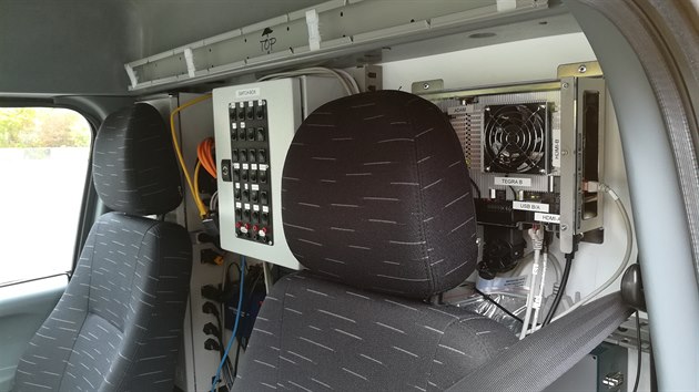 Počítač pro autonomní řízení v poštovní dodávce Street Scooter, jednotka Nvidia Drive PX2, je schována za sedadlem řidiče. Za jízdy jsme překvapivě žádné hučení ventilátorů nevnímali.