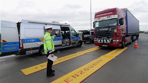 Policist sleduj jeden z mnoha kamion pi akci zamen na petovn nkladnch voz. lut ps na zemi je penosn vha, kterou mohou policist penst na msto ven. V tlese dlnice je ped klimkovickm tunelem i zabudovan vha.