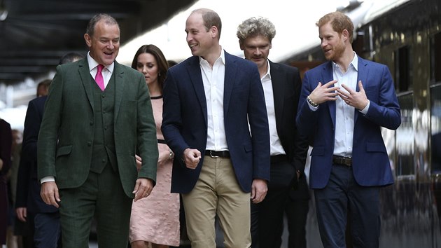 Herec Hugh Bonneville, vvodkyn Kate, princ William, herec Simon Farnaby a princ Harry na charitativn akci na ndra Paddington (Londn, 16. jna 2017)