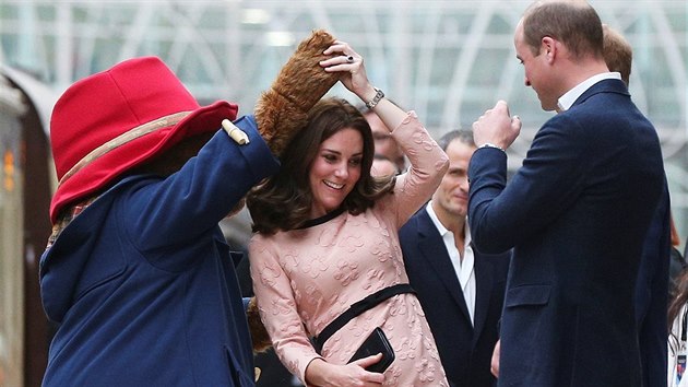 Princ William sleduje, jak vvodkyn Kate tan s medvdkem Paddingtonem (Londn, 16. jna 2017).
