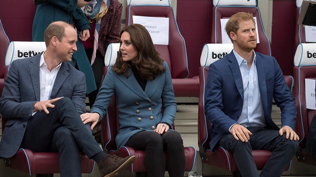 Princ William, vvodkyn Kate a princ Harry na stadionu West Ham United (Londn, 18. jna 2017)