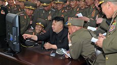 Severokorejský vdce Kim ong-un na inspekci dlostelecké jednotky (27. dubna...