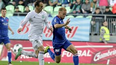 David Lischka z Karviné (vlevo) stíhá Micka van Burena ze Slavie.