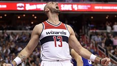 Marcin Gortat z Washingtonu slaví svou sme.