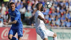 Karim Benzema z Realu Madrid (vpravo) zpracovává mí bhem zápasu proti Getafe.