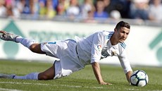 Cristiano Ronaldo z Realu Madrid (vpravo) padá bhem zápasu s Getafe.