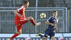 Martin Juhar ze Zbrojovky Brno (vlevo) a Jan Navrátil ze Slovácka v prvoligovém...