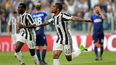 Útoník Juventusu Douglas Costa (vpravo) slaví gól se spoluhráem Blaisem...