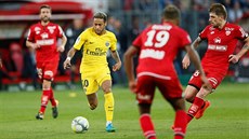 Brazilec Neymar (uprost�ed) z PSG v oble�ení �ty� hrá�� Dijonu