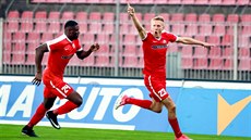 Michal �koda ze Zbrojovky (vpravo) slaví gól po boku spoluhrá�e Francise Koneho.
