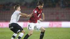 Tomá Rosický ze Sparty (vpravo) uniká Patriku Hroovskému z Plzn. 