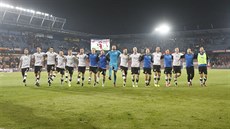 Fotbalisté Plzn� se d�lí o radost z výhry s p�íznivci v ochozech.