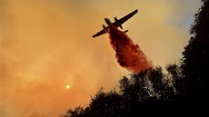 Tisíce hasi se zapojily do boje s kalifornskými poáry. Pomoc jim poskytují...