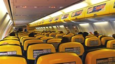 Důvěrně známý interiér. V letadlech Ryanairu převládá modrá a žlutá barva.