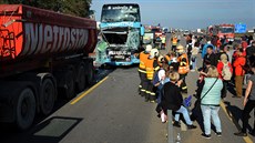 Dálnici D8 u Zdib zavela nehoda zájezdového autobusu a dvou nákladních aut...