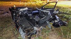 Osobní auto bylo po nárazu do stromu zcela zdemolované (14. íjna 2017)