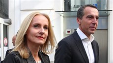 Kandidát rakouských sociálních demokrat Christian Kern a jeho manelka Eveline...
