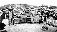 Novogotické kídlo Staromstské radnice zniil poár pi bojích mezi povstalci a nmeckou armádou bhem Praského povstání v kvtnu 1945.