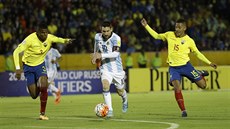 MEZI DVMA. Lionel Messi probhl mezi obránci Ekvádoru a vstelil jeden ze...