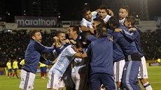 POSTUPOVÁ EUFORIE. Fotbalisté Argentiny se radují z vítzství v Ekvádoru,...