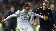 Luka Modrič (vlevo) z Realu Madrid v souboji s Christianem Eriksenem (vpravo) z...