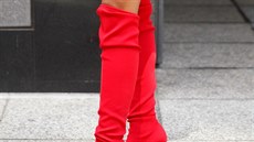 Elastické červené kozačky, které byly k vidění na newyorském týdnu módy, v sobě...