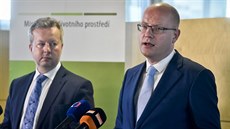 Premiér Bohuslav Sobotka a ministr ivotního prostedí Richard Brabec