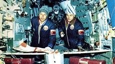 Savinych (vlevo) a Džanibekov při skutečném záchranném letu na stanici Saljut-7...