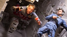 Danibekov (vlevo) a Savinych v zamrzlé stanici Saljut-7 v pedstav filma.