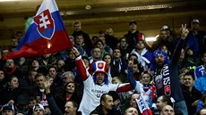 Sloventí fanouci v hlediti trnavského stadionu bhem kvalifikaního utkání v...