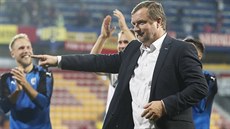 Plzeňský trenér Pavel Vrba si po utkání na Spartě užívá oslavy s fanoušky.
