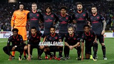 Fotbalisté Arsenalu pózují fotoreportérm ped utkáním Evropské ligy na hiti...