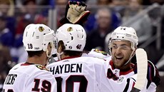 S �eským bekem Janem Ruttou (vpravo) slaví gól jeho spoluhrá�i z Chicaga John...