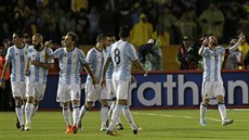 Lionel Messi (vpravo) a jeho argentintí spoluhrái slaví gól proti Ekvádoru.